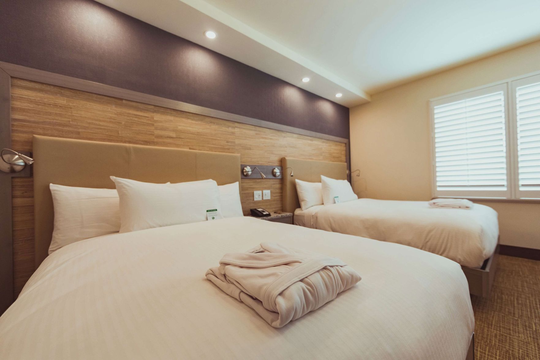 Premium bedding, in-room safe, iron/ironing board, free WiFi