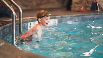 Inomhuspool med öppettider 07.00 till 21.00, och solstolar