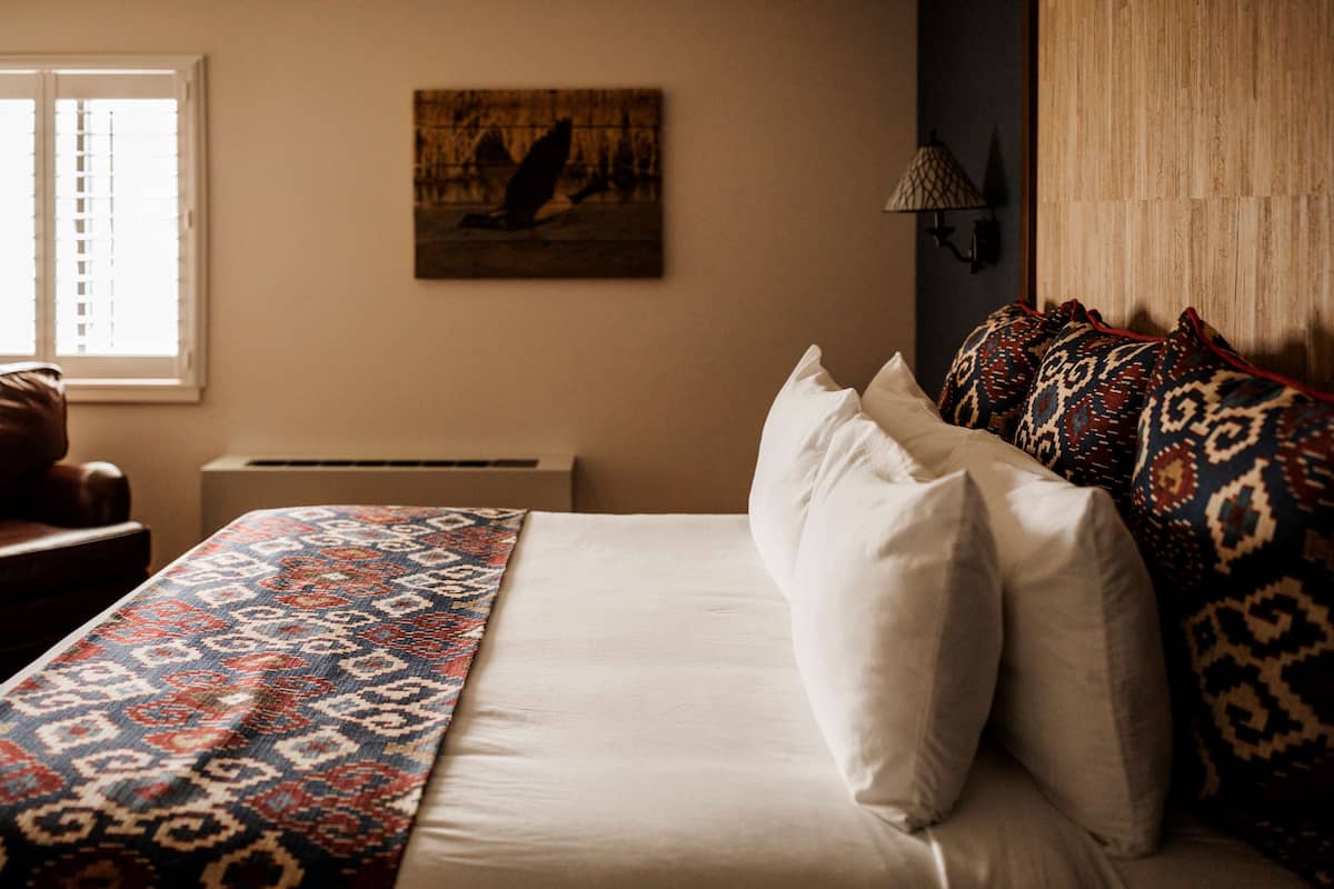 Premium bedding, in-room safe, iron/ironing board, free WiFi
