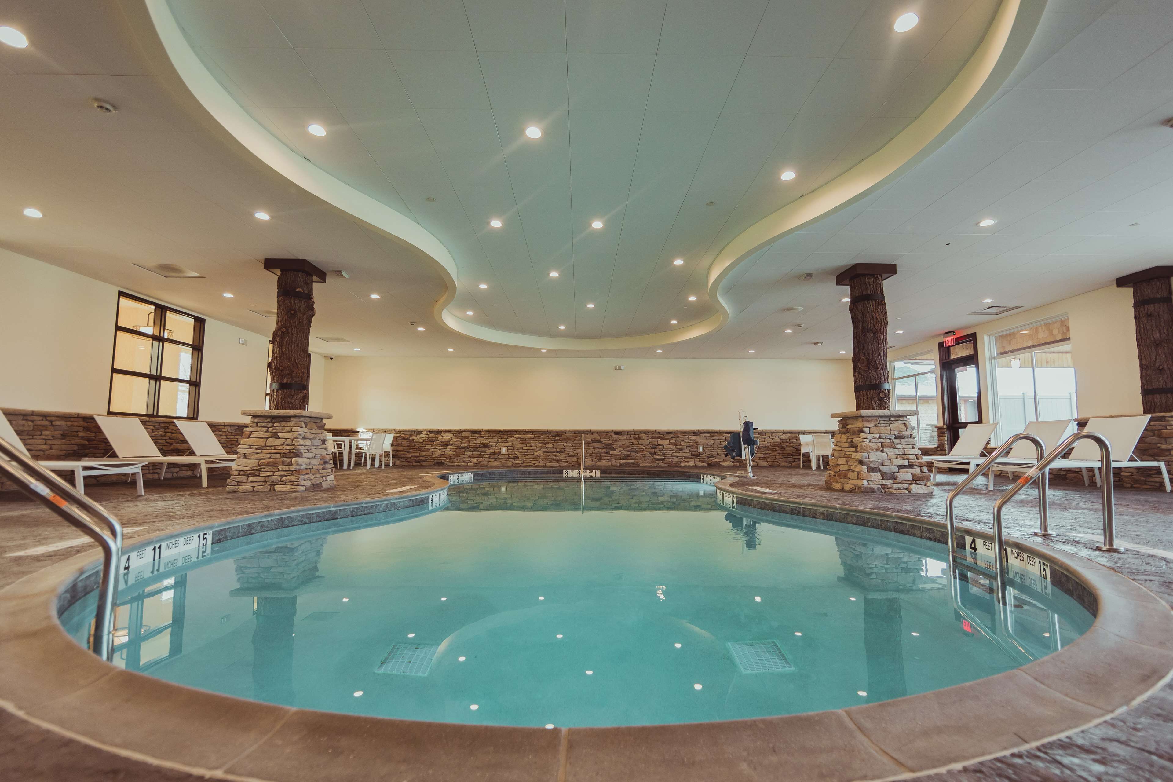 屋内プール、営業時間 7:00 ～ 21:00、サンラウンジャー