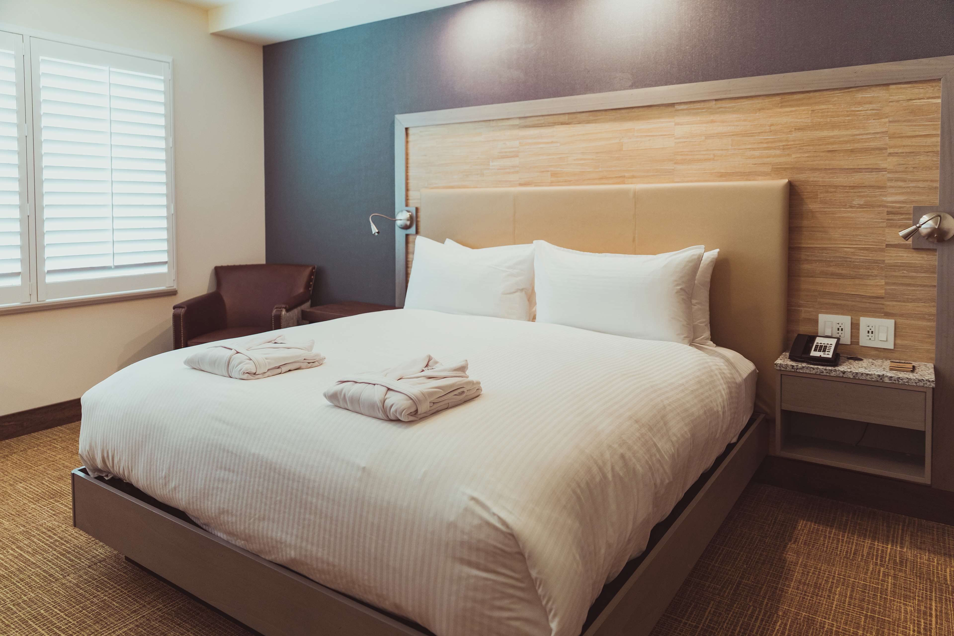 أغطية فراش متميزة وخزنة داخل الغرفة ومكواة/لوح كي وواي فاي مجانًا