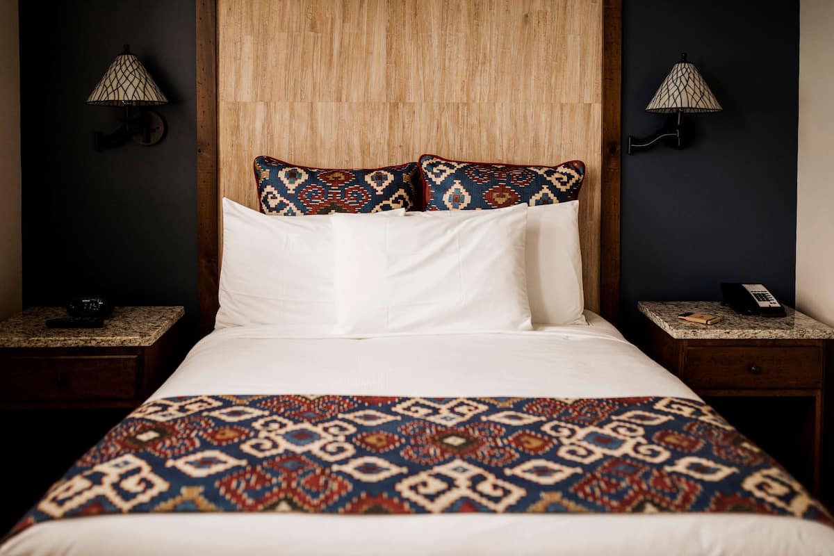 Premium bedding, in-room safe, iron/ironing board, free WiFi