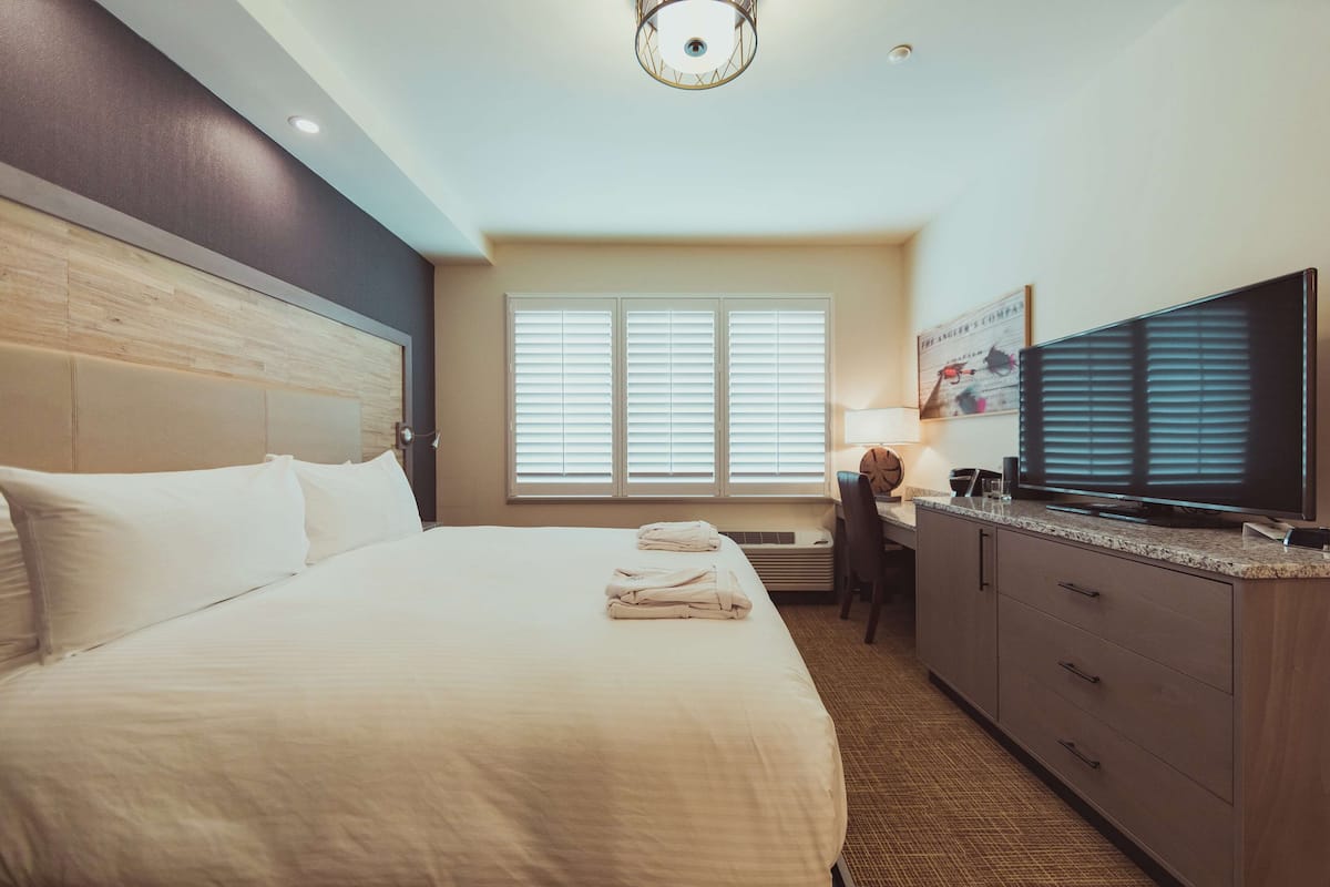 Premium bedding, in-room safe, iron/ironing board, free WiFi
