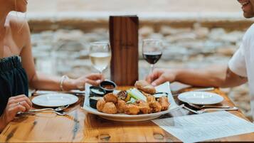Se sirven desayunos, almuerzos, cenas y cocina americana