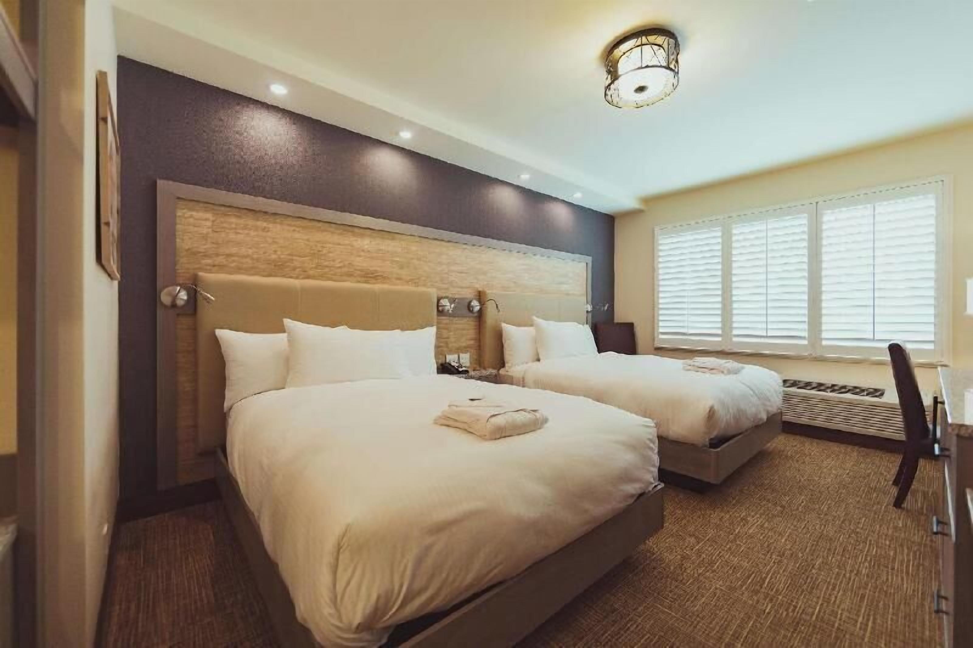 Premium bedding, in-room safe, iron/ironing board, free WiFi