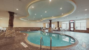 Una piscina cubierta (de 07:00 a 21:00), tumbonas