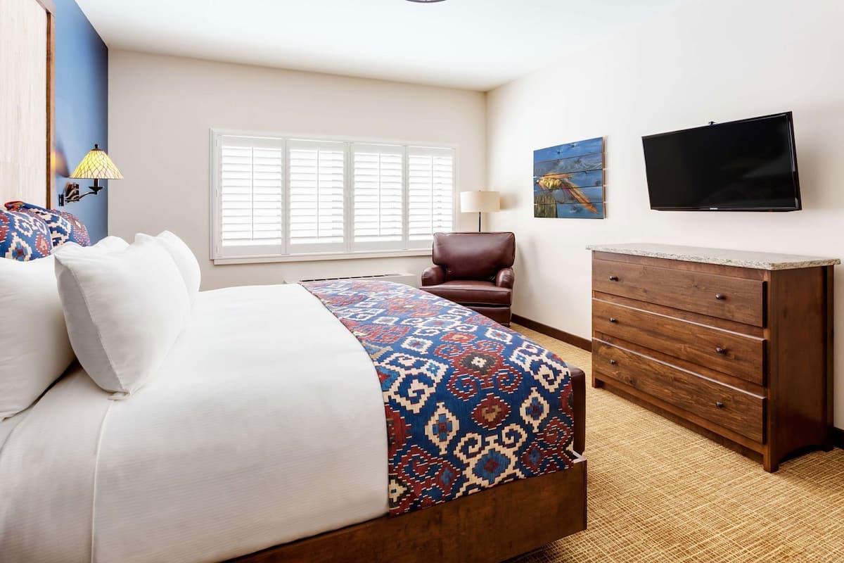 Premium bedding, in-room safe, iron/ironing board, free WiFi