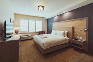 Suite, 1 King Bed (Tailwater)