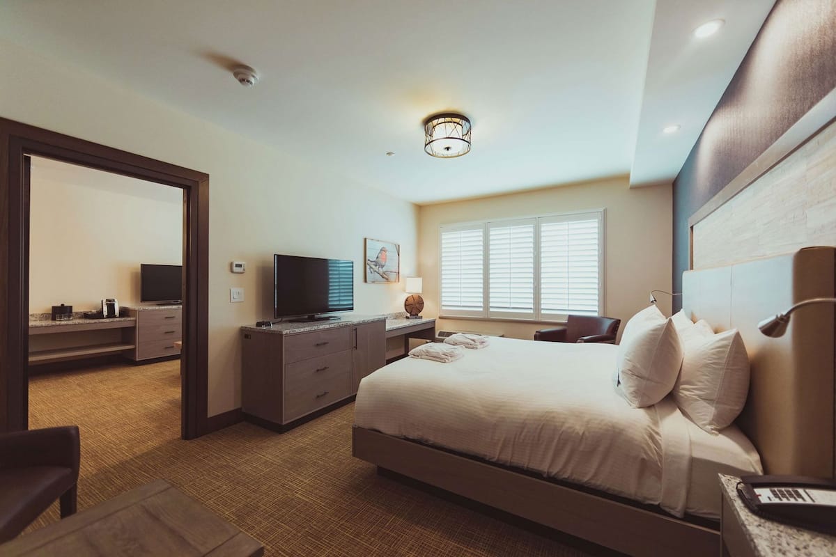 Premium bedding, in-room safe, iron/ironing board, free WiFi