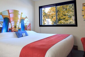 Blackout drapes, free WiFi, bed sheets - The Bulldog Hotel Silver Star (Silver Star Mountain)