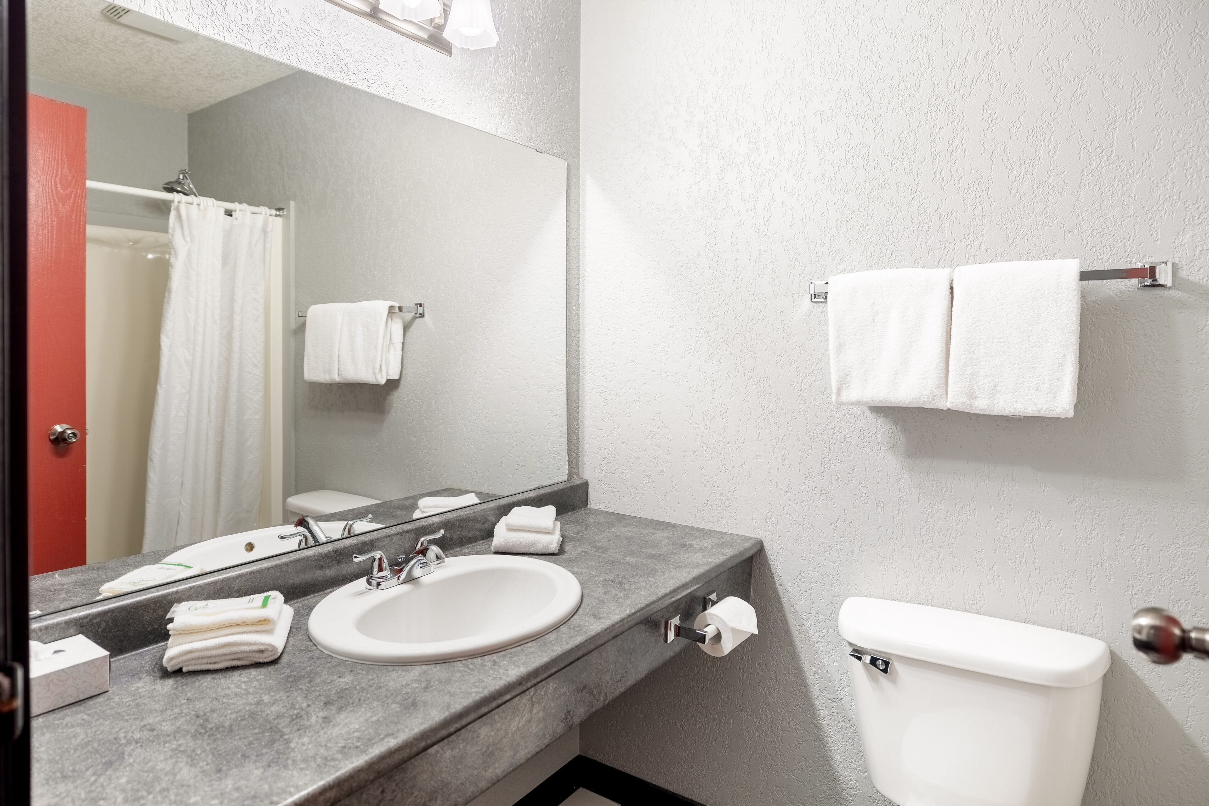 combined shower/bathtub, rainfall showerhead, free toiletries