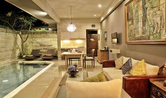 Una sala moderna con piscina, comedor y cocina.