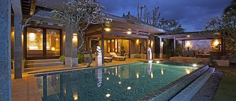 Grand Two Bedroom Pool Villa | มินิบาร์, ตู้นิรภัยในห้องพัก, โต๊ะทำงาน, เตารีด/โต๊ะรีดผ้า