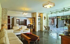 Grand Royal Two Bedroom Pool Villa | 거실 | 케이블 채널 시청이 가능한 32인치 LCD TV, TV, 책