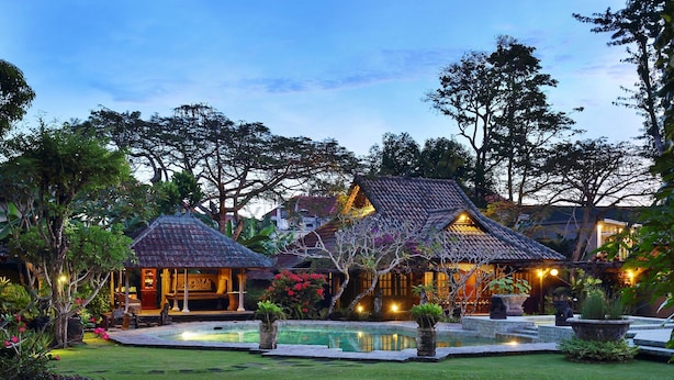 A traditional-style building with a swimming pool and lush greenery. - Alindra Villas & Spa (Jimbaran)