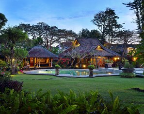 A traditional-style building with a swimming pool and lush greenery. - Alindra Villas & Spa (Jimbaran)