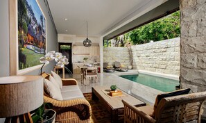 Royal One Bedroom Pool Villa | 専用キッチン | 小型冷蔵庫、電気ポット、ペーパータオル