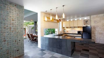 Grand Royal Two Bedroom Pool Villa | Dapur pribadi | Lemari es kecil, ketel listrik, dan tisu
