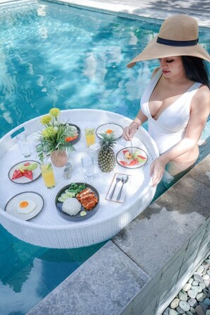 Utendørsbasseng og solsenger