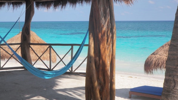 Ubicación cercana a la playa, arena blanca y cabañas de uso gratuito