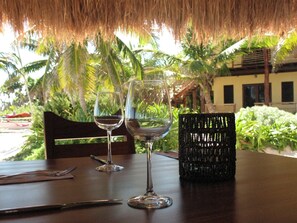 Serviço de café da manhã, almoço, jantar; vistas para a praia