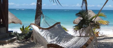 Una playa cerca, arena blanca, camas de playa gratis