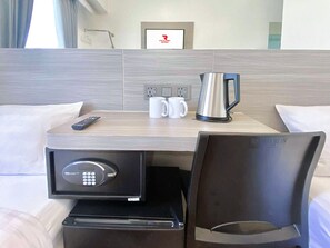 Habitación City con 2 camas individuales | Ropa de cama de alta calidad, caja fuerte, cortinas opacas y wifi gratis
