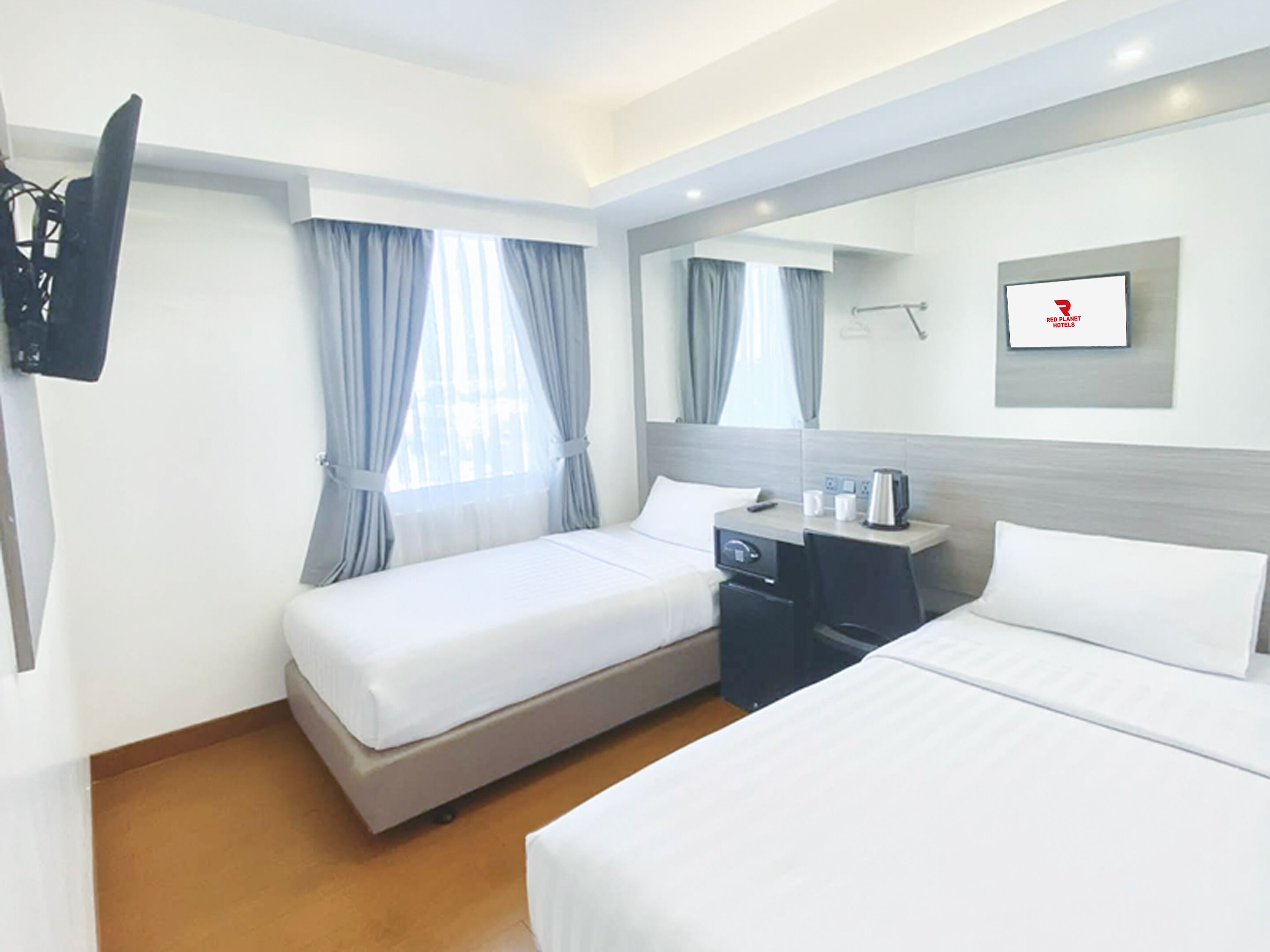 Habitación City con 2 camas individuales | Ropa de cama de alta calidad, caja fuerte, escritorio