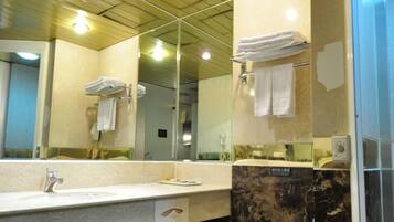 淋浴設備、淋浴花灑、拖鞋、毛巾