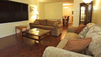 Family Suite | Iron/ironing board, free WiFi, bed sheets