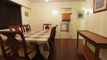 Family Suite | Iron/ironing board, free WiFi, bed sheets