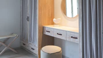 Villa Bianca with Outdoor Jacuzzi | 2 bedrooms, hypo-allergenic bedding, Select Comfort beds, minibar