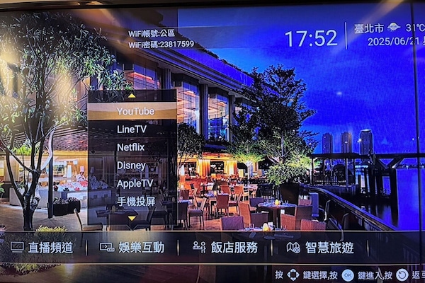 Premium bedding, in-room safe, desk, laptop workspace