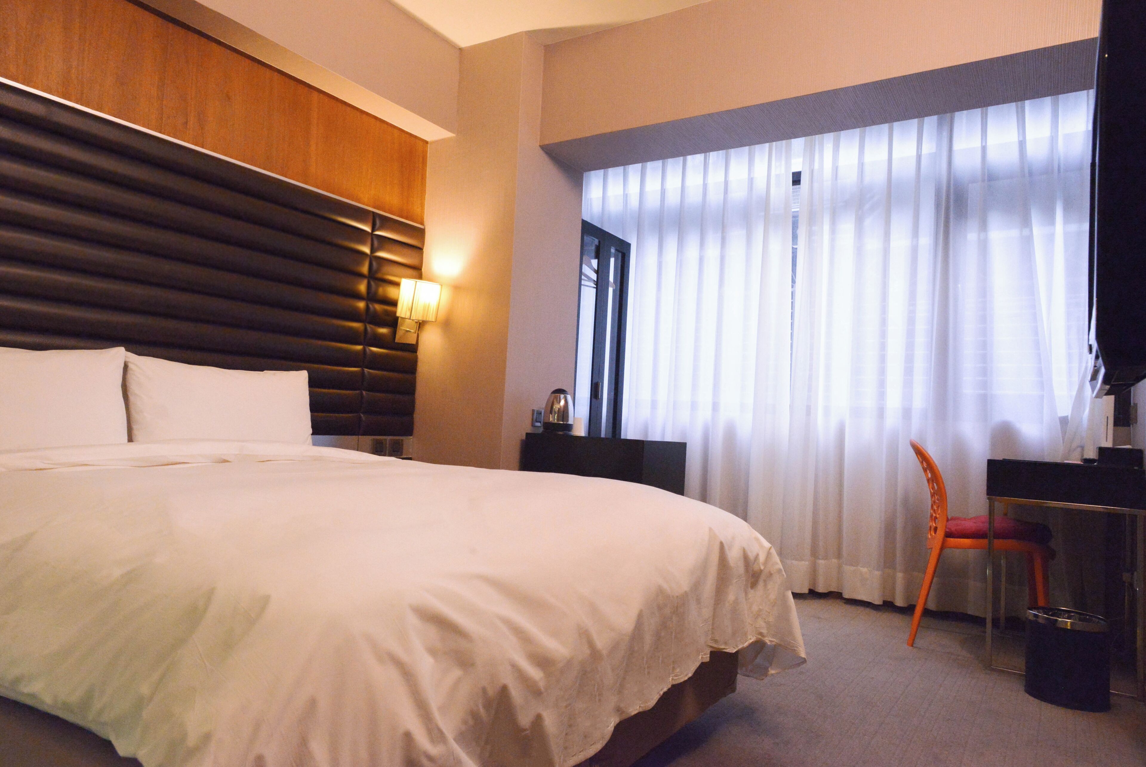 design double room | premium bedding, in-room safe, desk, laptop workspace