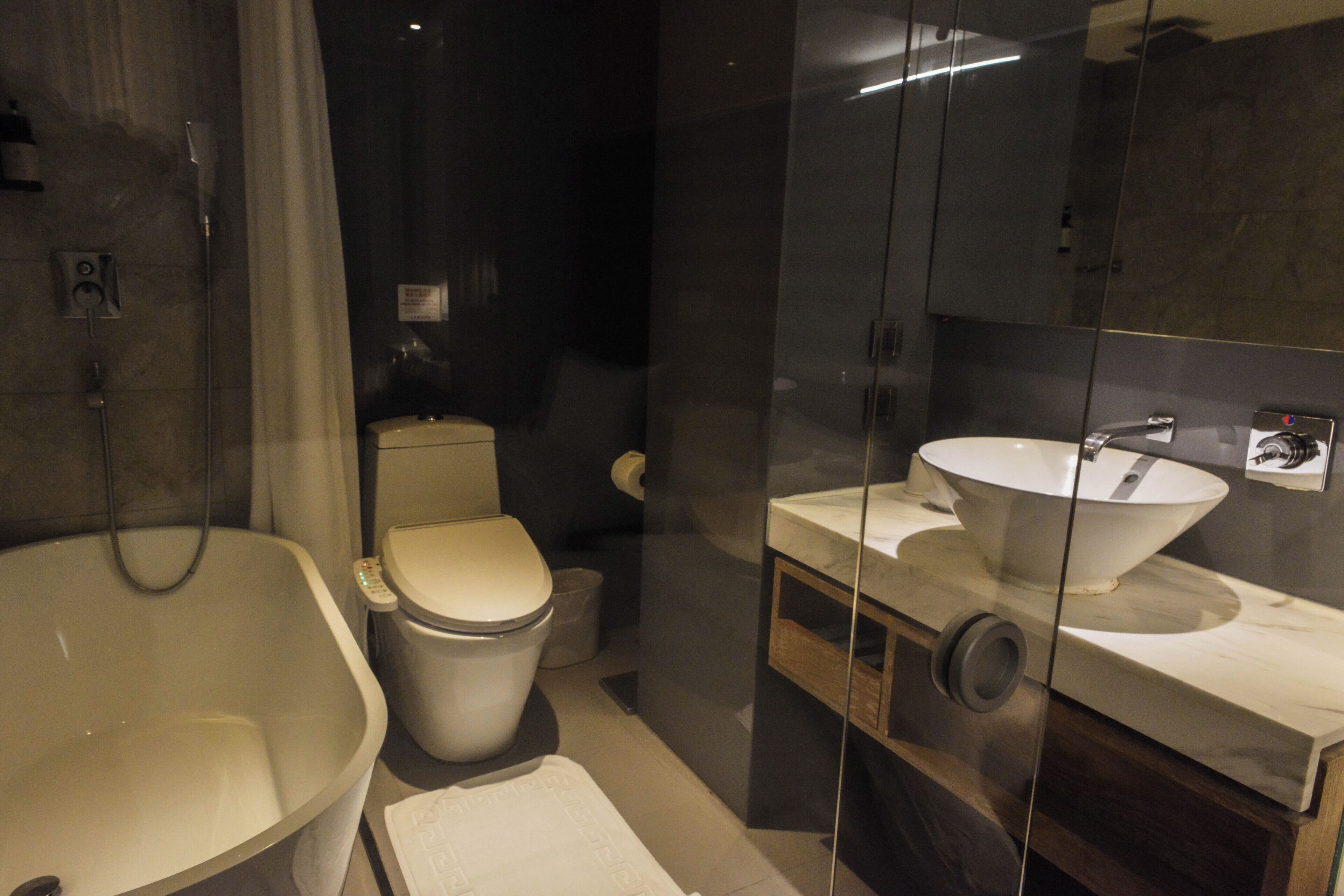 design twin room | premium bedding, in-room safe, desk, laptop workspace