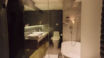 Design Double Room | Bathroom | Combined shower/tub, deep soaking tub, rainfall showerhead, hair dryer