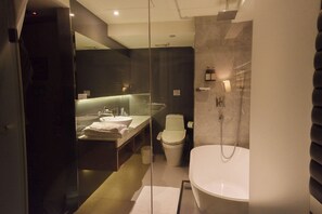 Design Double Room | Bathroom | Combined shower/tub, deep soaking tub, rainfall showerhead, hair dryer - Newful Hotel (Taipei)