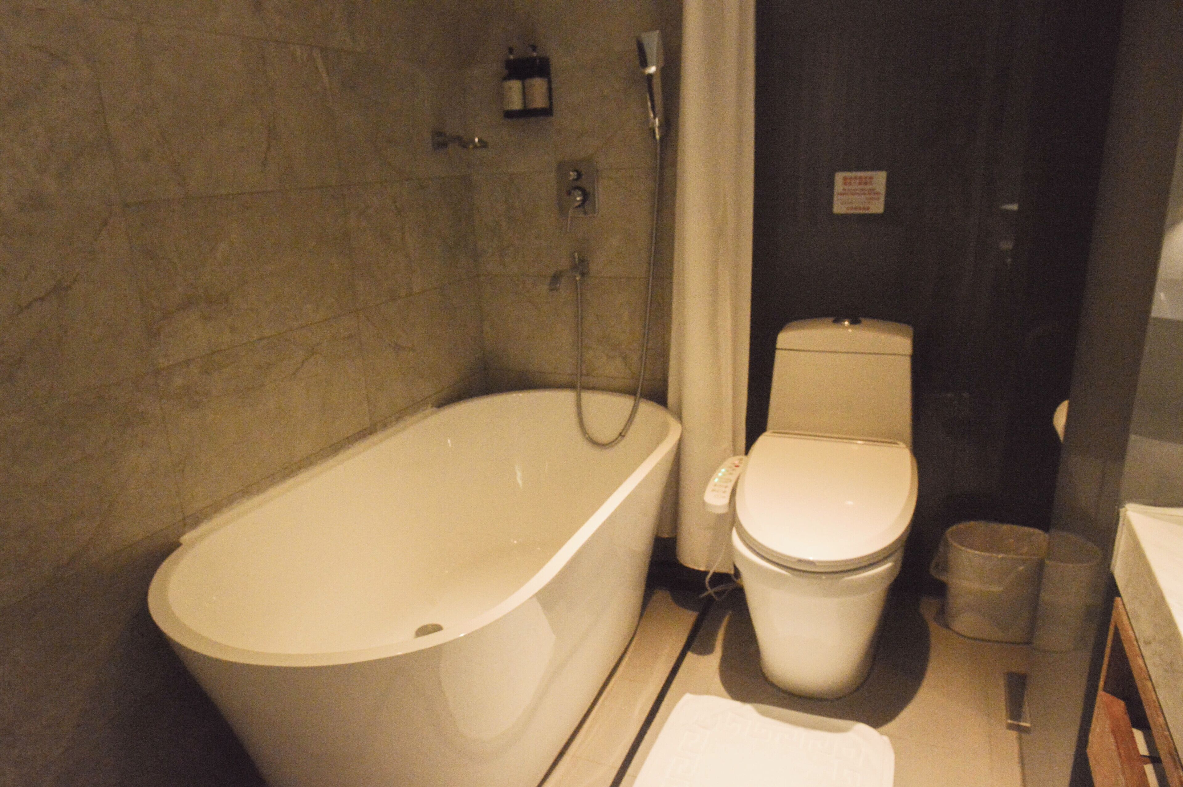 design twin room | premium bedding, in-room safe, desk, laptop workspace