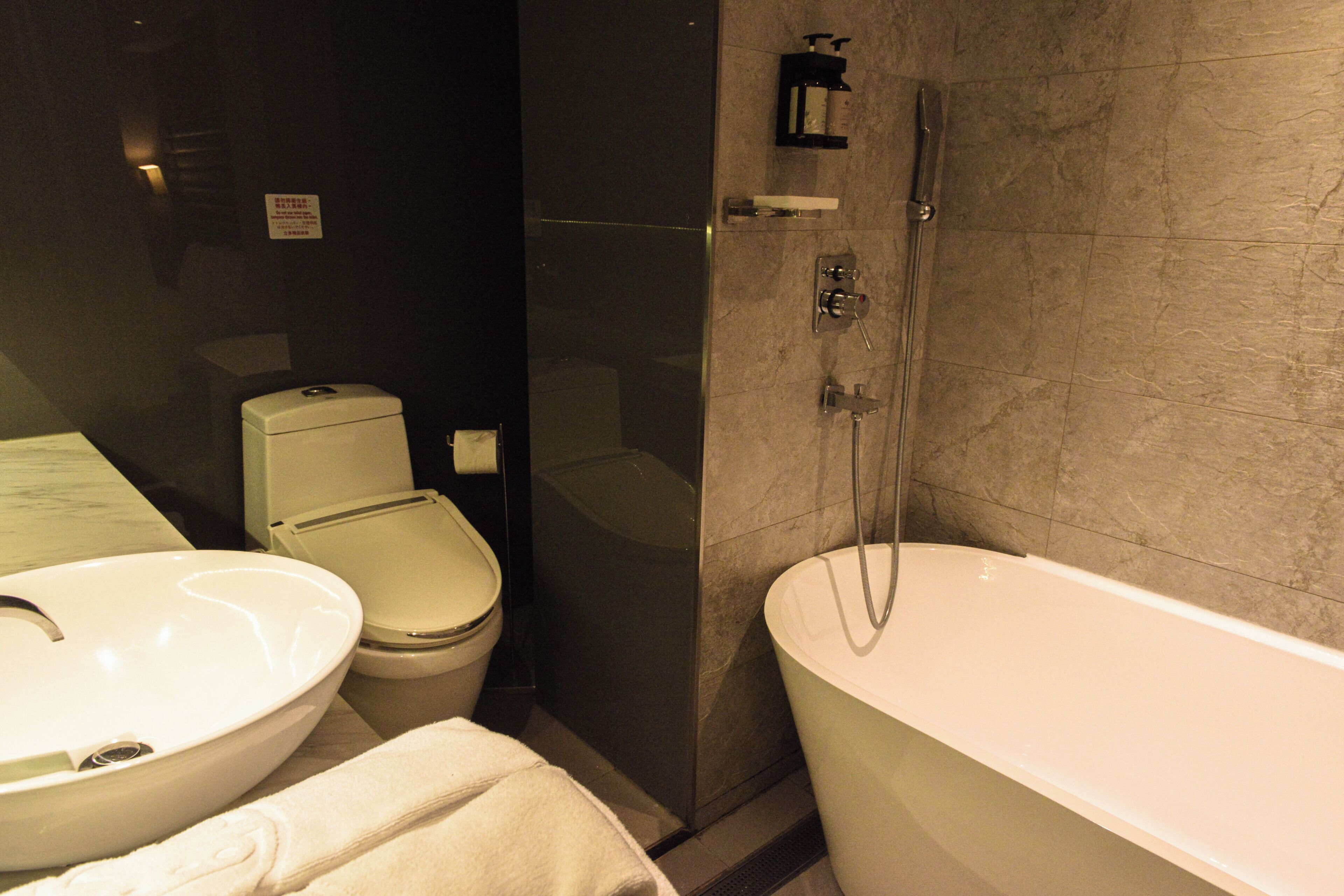 design double room | premium bedding, in-room safe, desk, laptop workspace