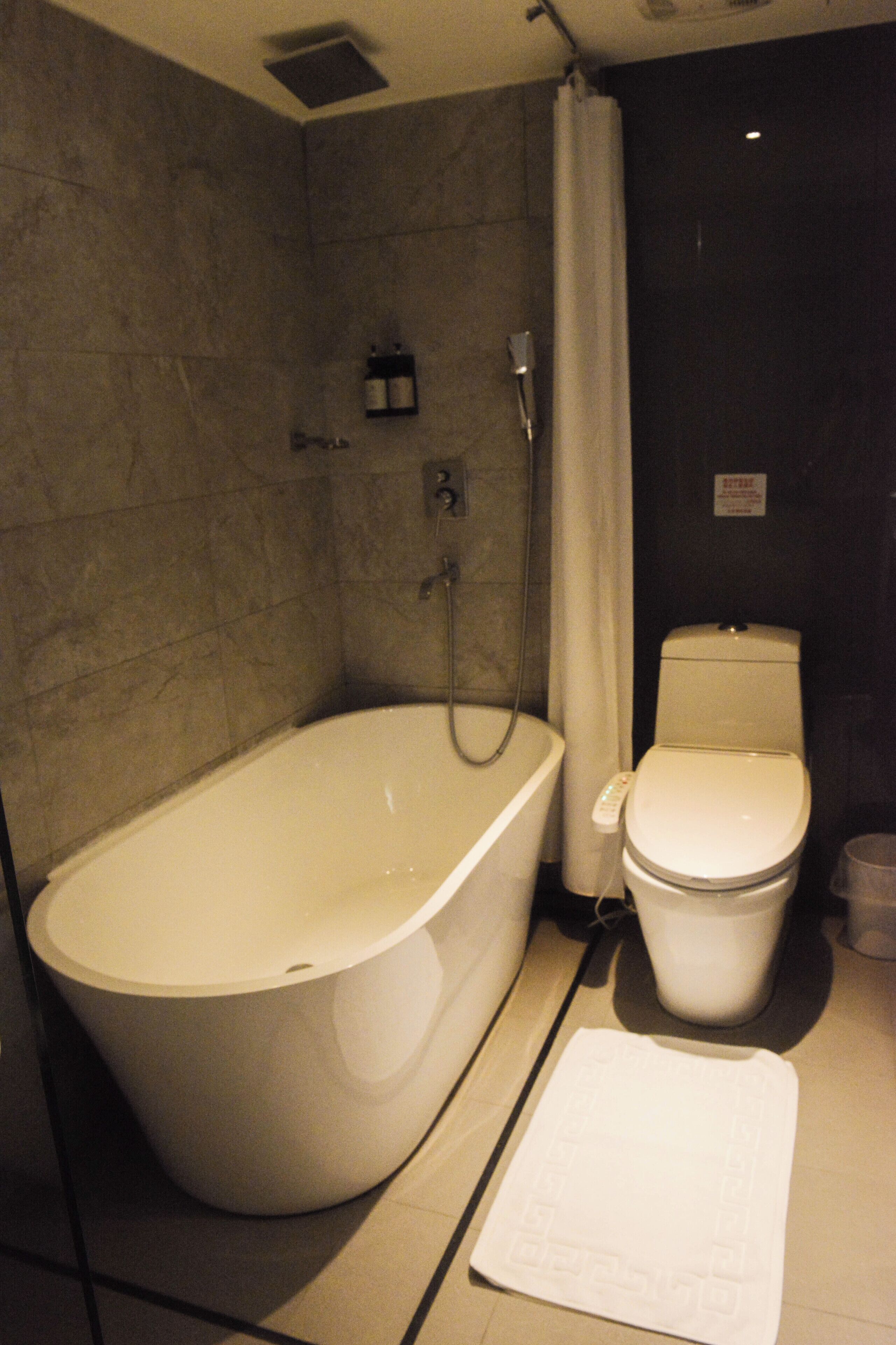 design twin room | premium bedding, in-room safe, desk, laptop workspace