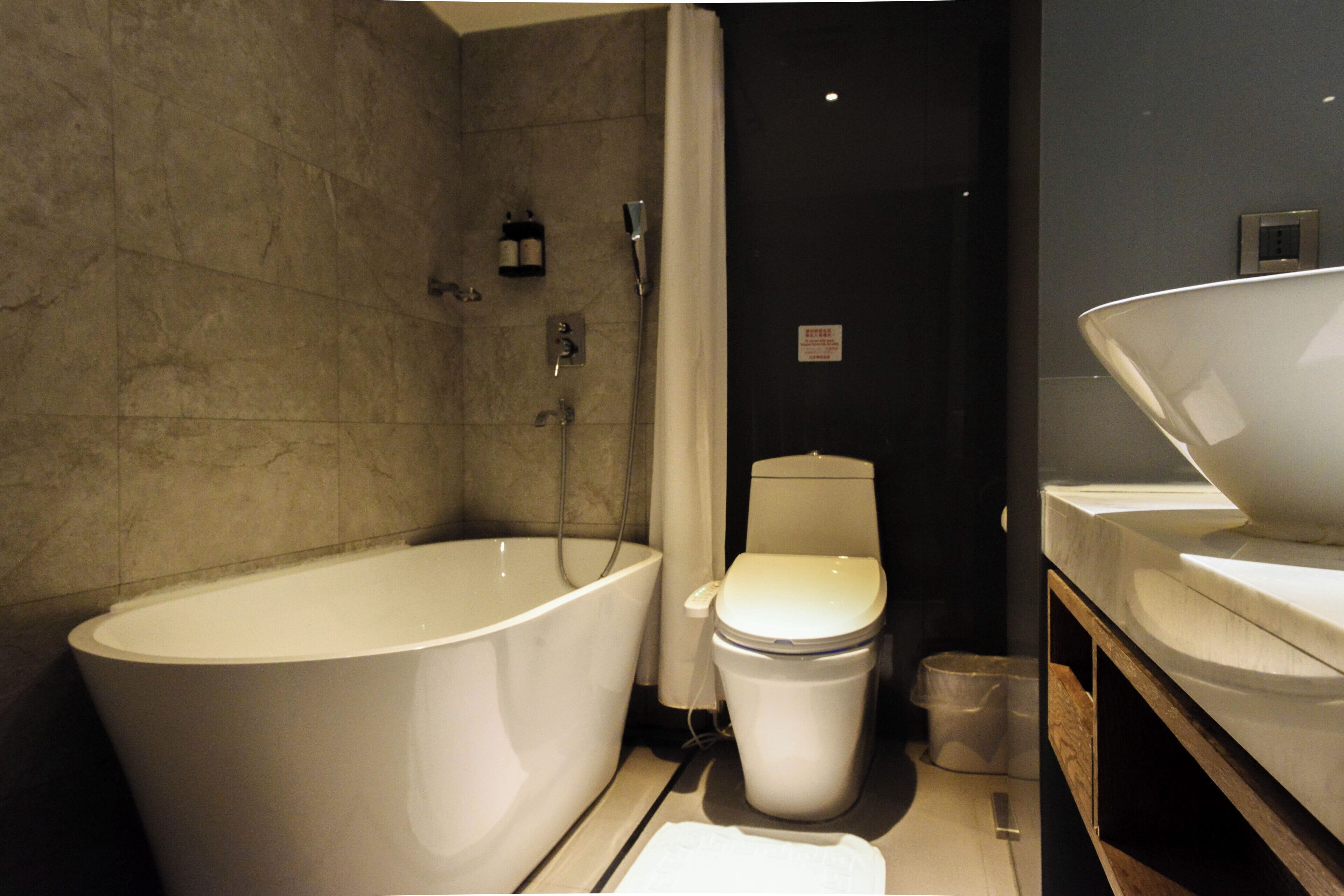 design twin room | premium bedding, in-room safe, desk, laptop workspace