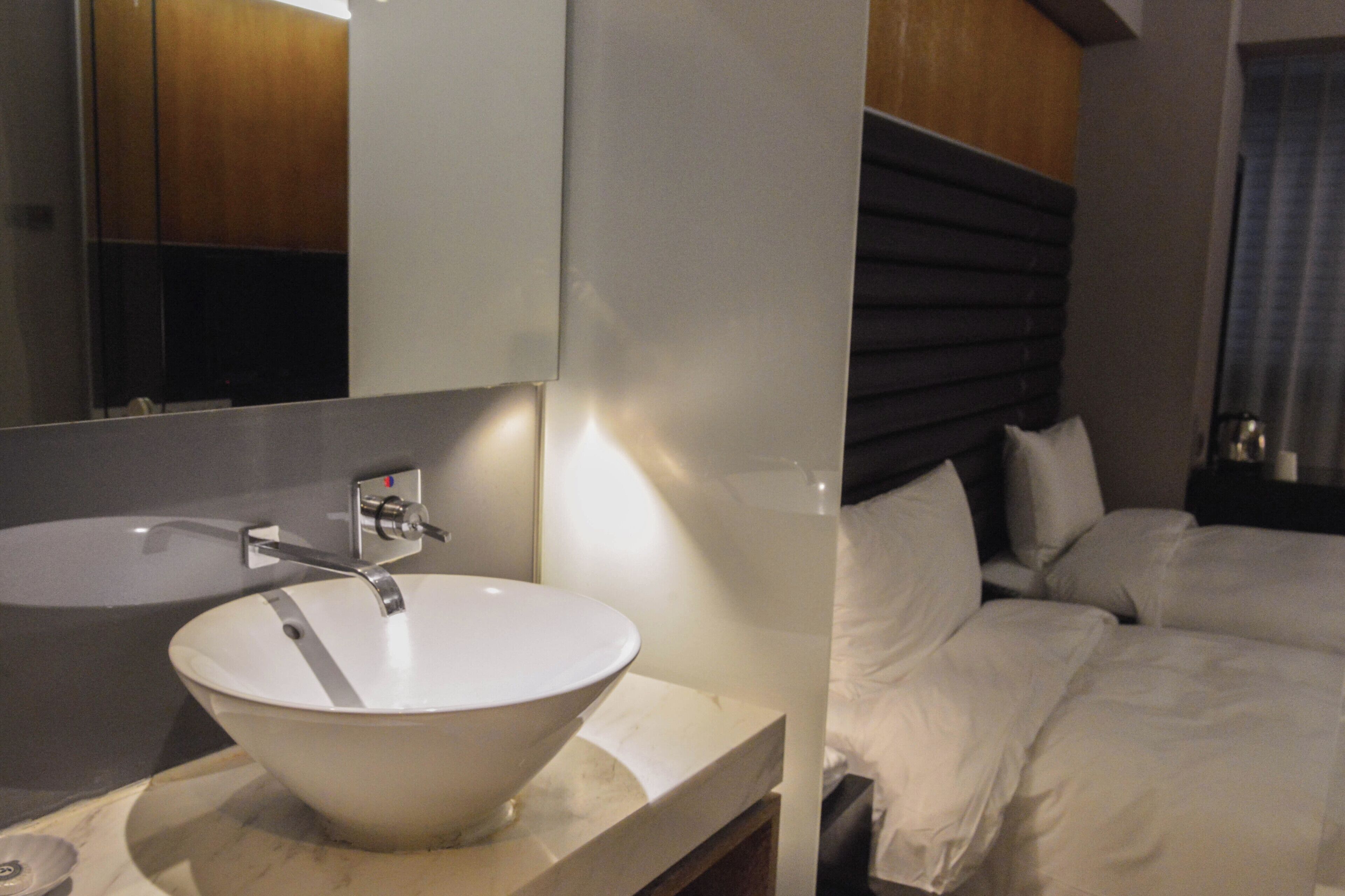 design twin room | premium bedding, in-room safe, desk, laptop workspace