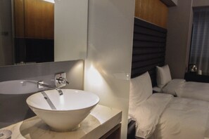 Design Twin Room | Premium bedding, in-room safe, desk, laptop workspace - Newful Hotel (Taipei)