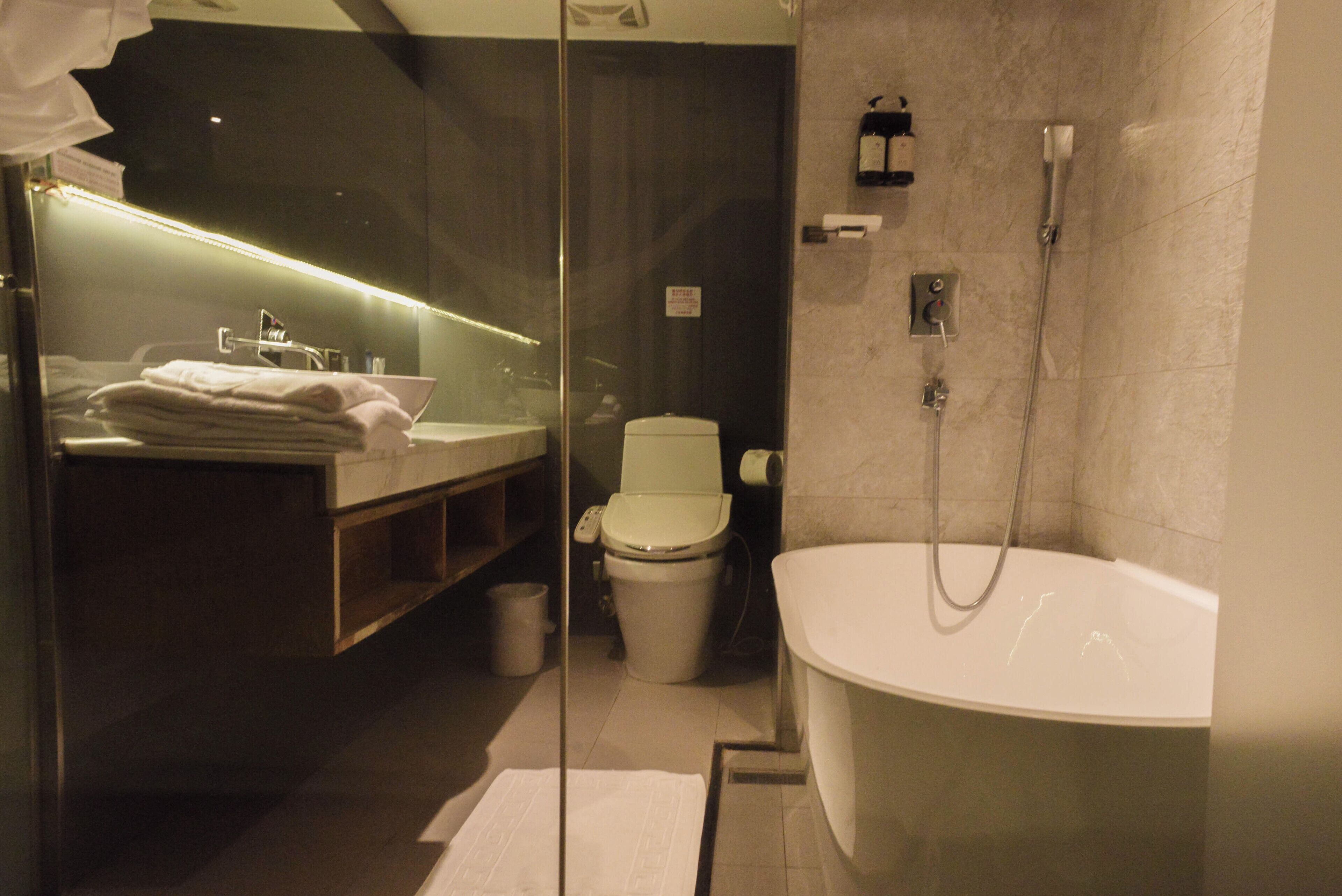 design double room | premium bedding, in-room safe, desk, laptop workspace