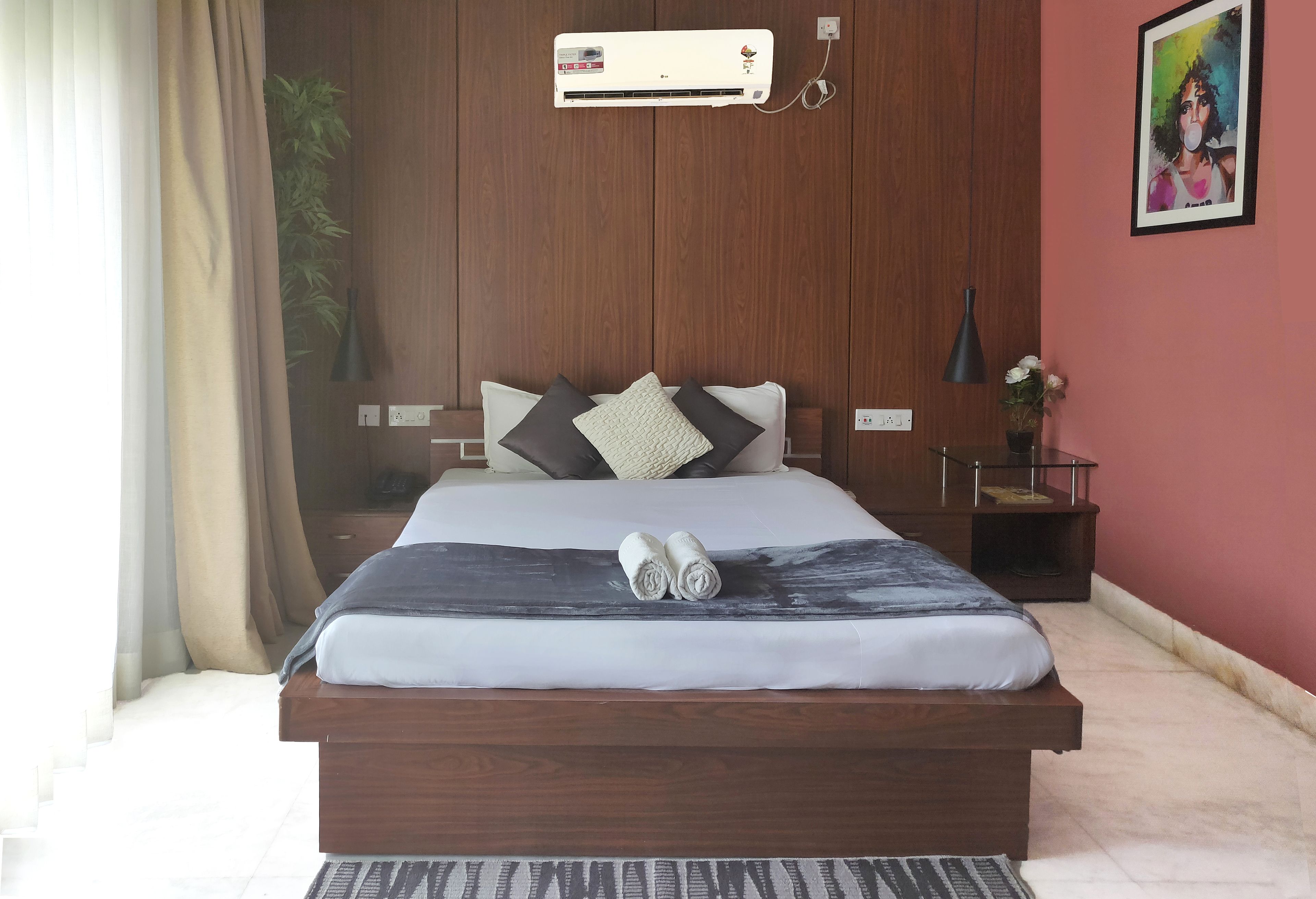 premium queen-size room | 1 bedroom, down duvets, memory-foam beds, in-room safe
