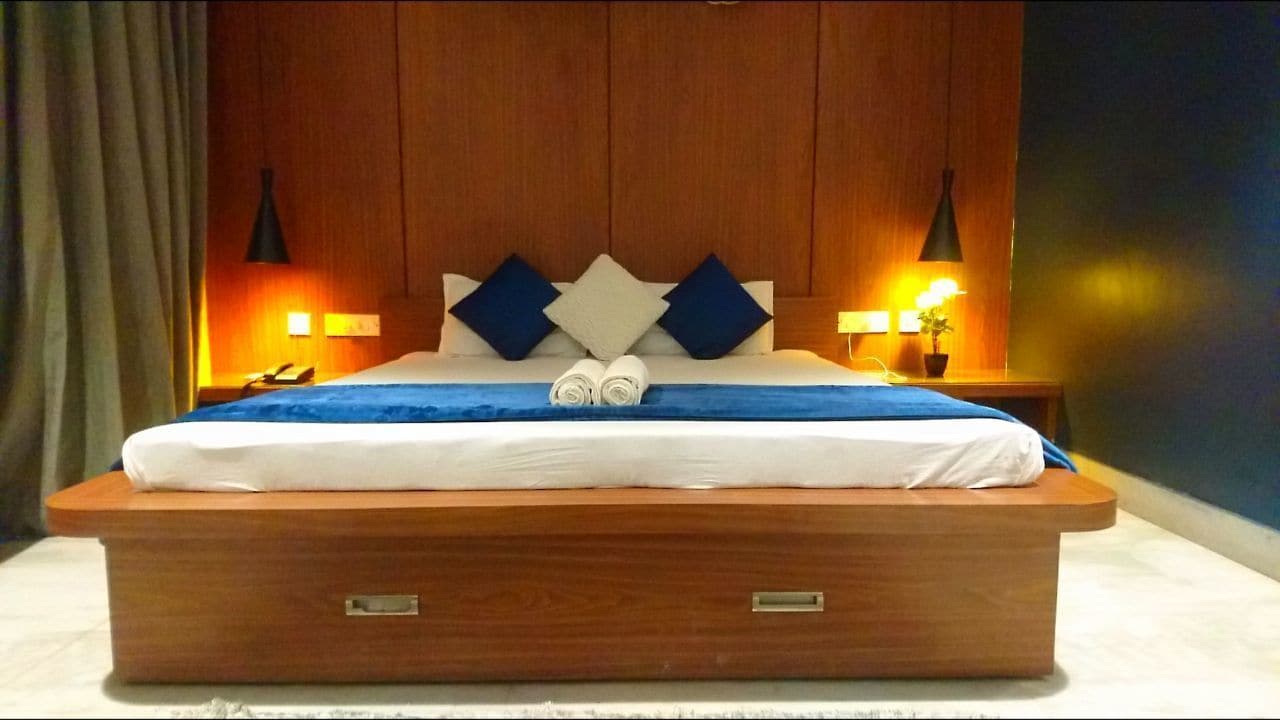 premium queen-size room | 1 bedroom, down duvets, memory-foam beds, in-room safe