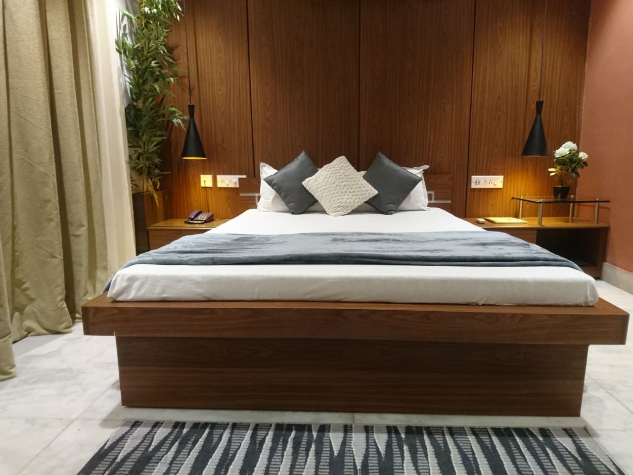 premium queen-size room | 1 bedroom, down duvets, memory-foam beds, in-room safe