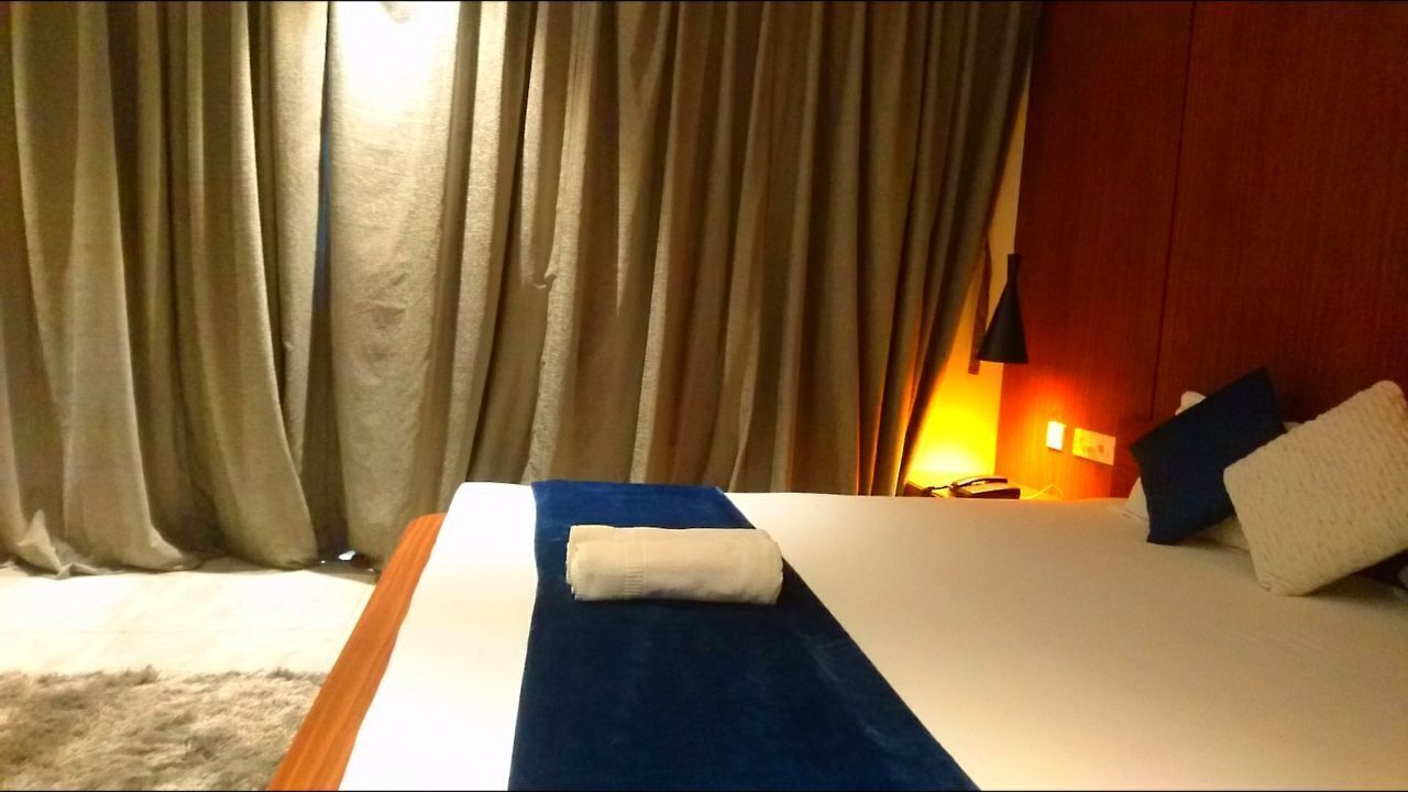 premium queen-size room | 1 bedroom, down duvets, memory-foam beds, in-room safe