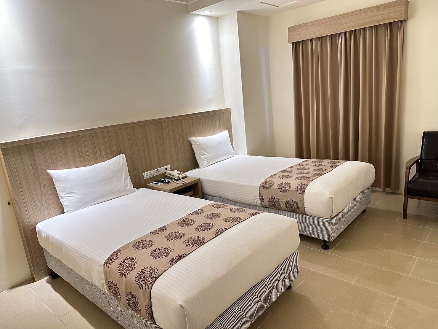 standard room, 2 single beds | 1 bedroom, in-room safe, desk, soundproofing