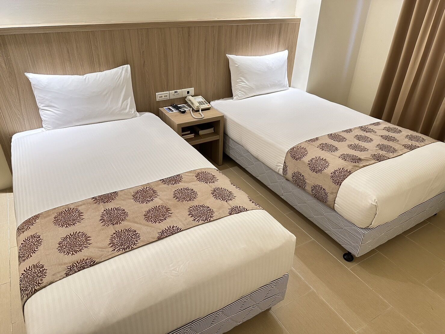 standard room, 2 single beds | 1 bedroom, in-room safe, desk, soundproofing